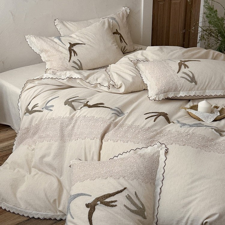 Hochwertiges Bettwäsche-Set mit bestickten Schwalben, Spitzensaum und Leinenoptik