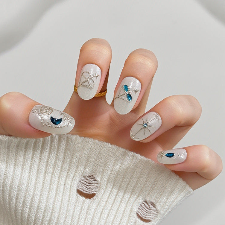 Elegante Nagelkunst mit Schwarz-Weiß-Kontrast Brehn