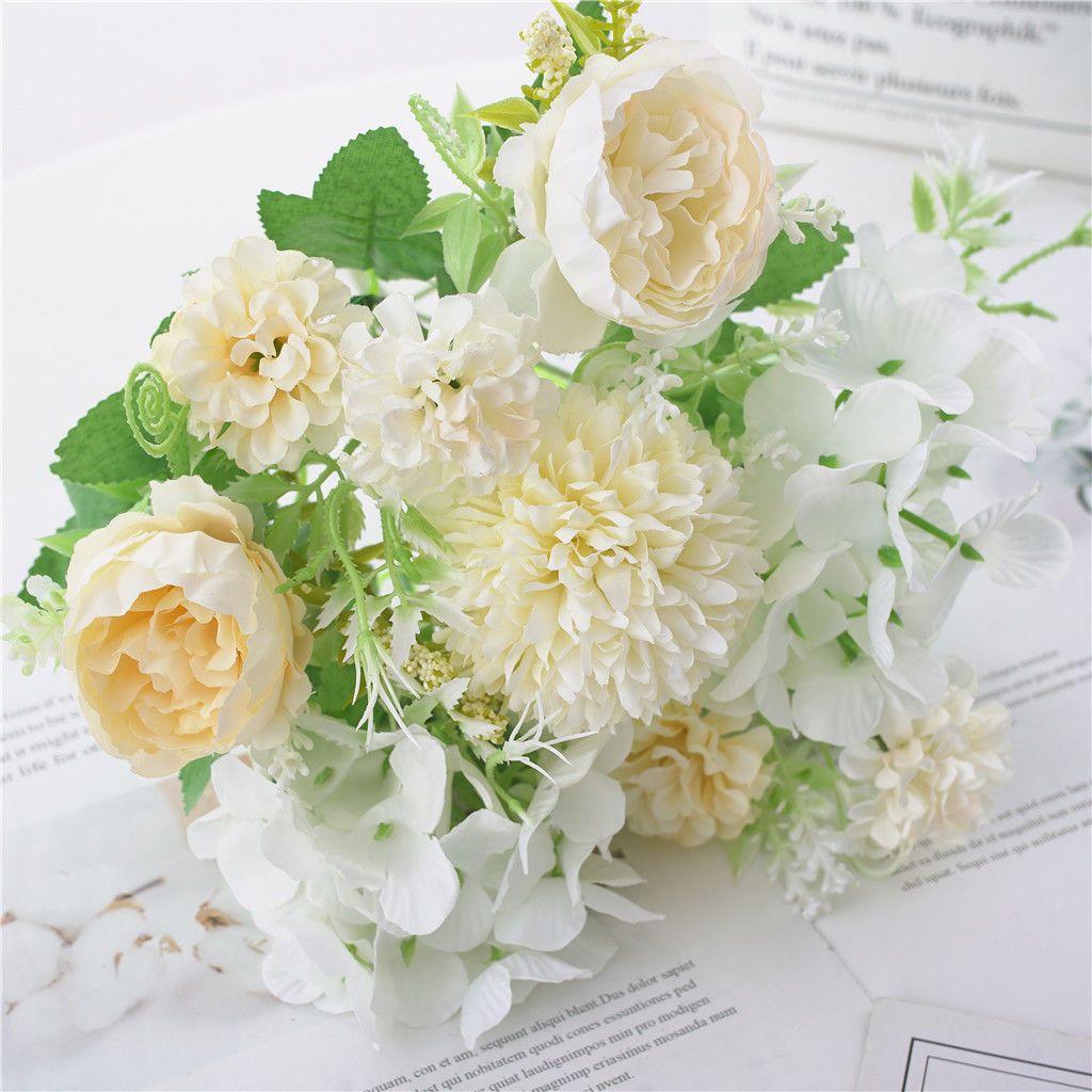 Eleganter künstlicher Blumenstrauß mit gemischten Blüten