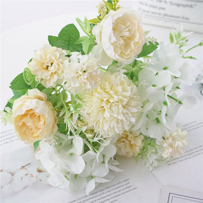 Eleganter künstlicher Blumenstrauß mit gemischten Blüten
