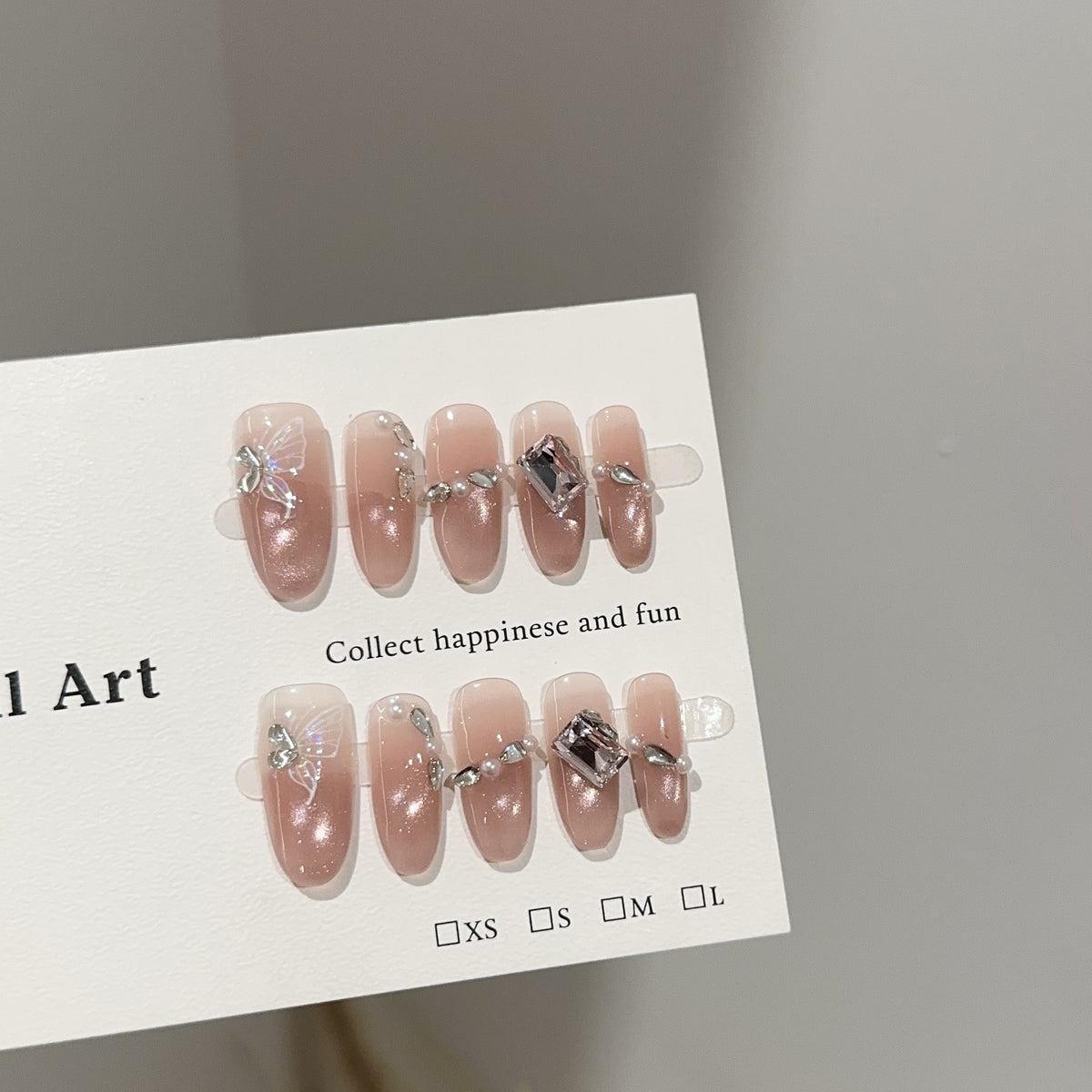 Elegantes Press-On-Nagelkunst-Set mit dekorativen Akzenten