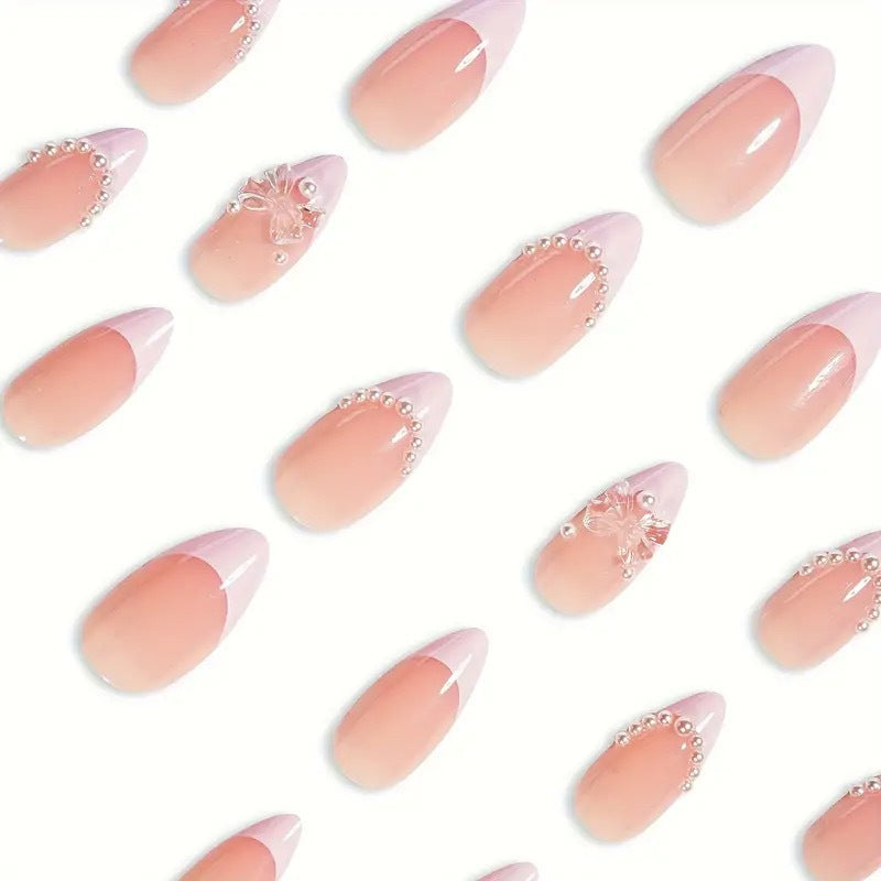 Kunstnagelspitzen mit filigranen Perlen- und Schmetterlingsakzenten Brehn