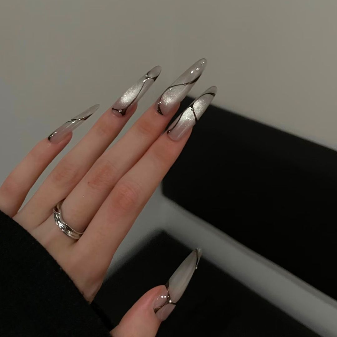 Künstlerische Lange Stiletto-Nagelverzierungen Brehn