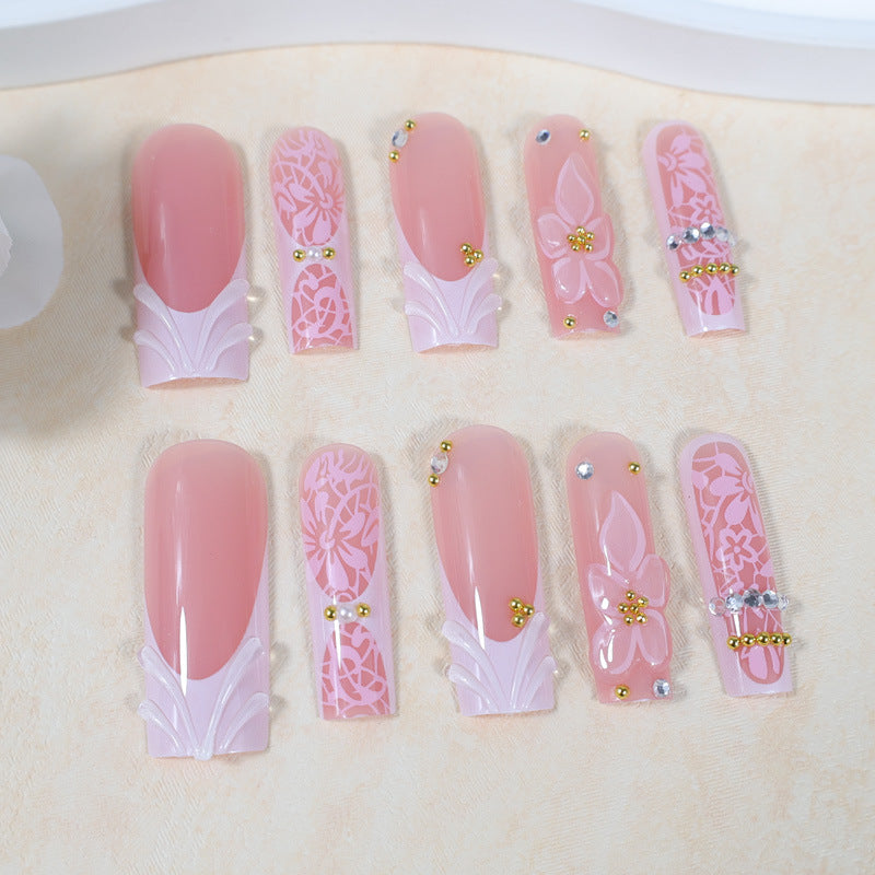 Kunstnagelset mit floralen Designs und funkelnden Akzenten Brehn