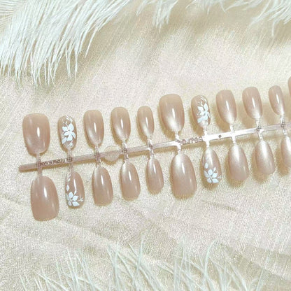 Kunstnägel mit niedlichem Weihnachtsdesign und glamourösen Akzenten Brehn