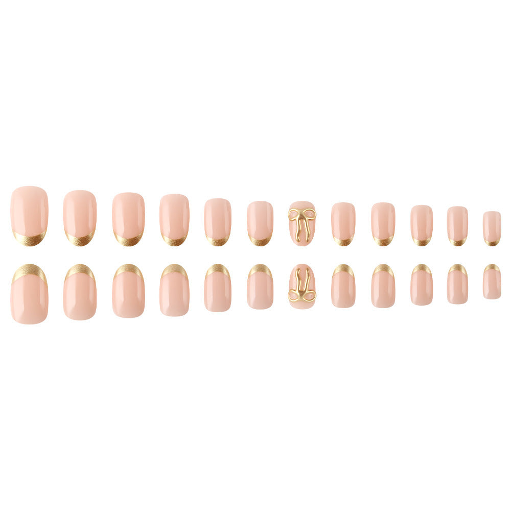 Elegante goldverzierte Press-On Nail Art Brehn