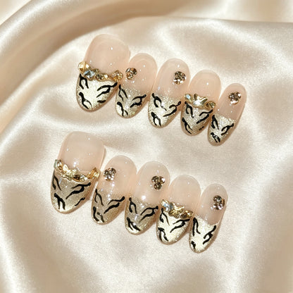 Künstlerisches Press-On Nagelkunst Set mit luxuriösen Gold- und Schwarzmotiven