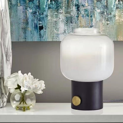 Moderne Glastischlampe mit Messingbasis