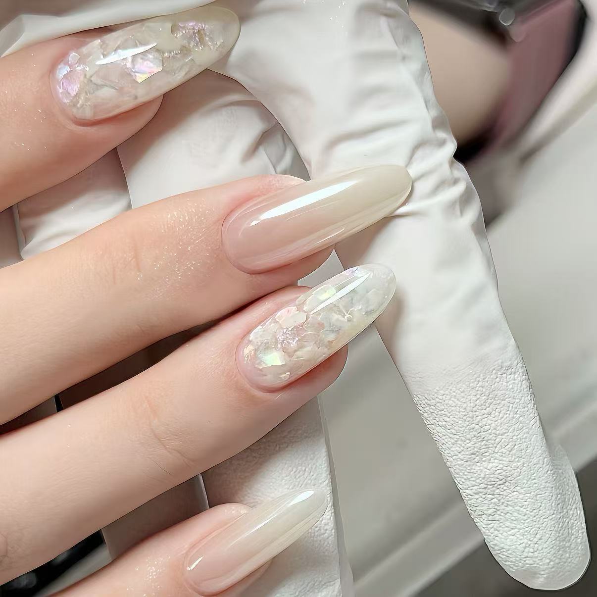 Elegantes Press-On-Nagel-Set mit dekorativen Elementen Brehn