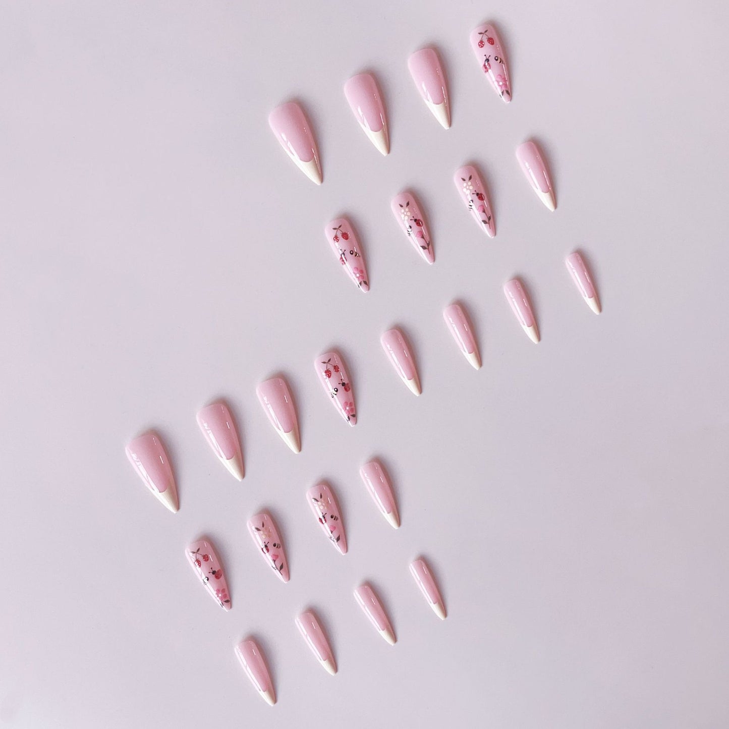 Kunstnagelset mit buntem Frühlingsdesign und eleganten Spitzen Brehn