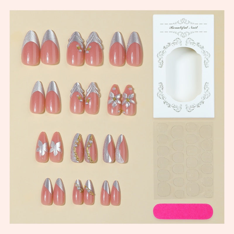 Kreatives Kunstnagelset mit eleganten floralen und glitzernden Verzierungen Brehn