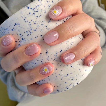 Kunstvolle Nagelkunst mit Blütenmotiv Brehn