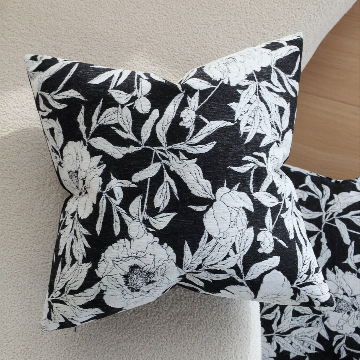 Quadratischer Zierkissenbezug mit kontrastierendem botanischem Linienprint und softem Leinen-Mix Brehn