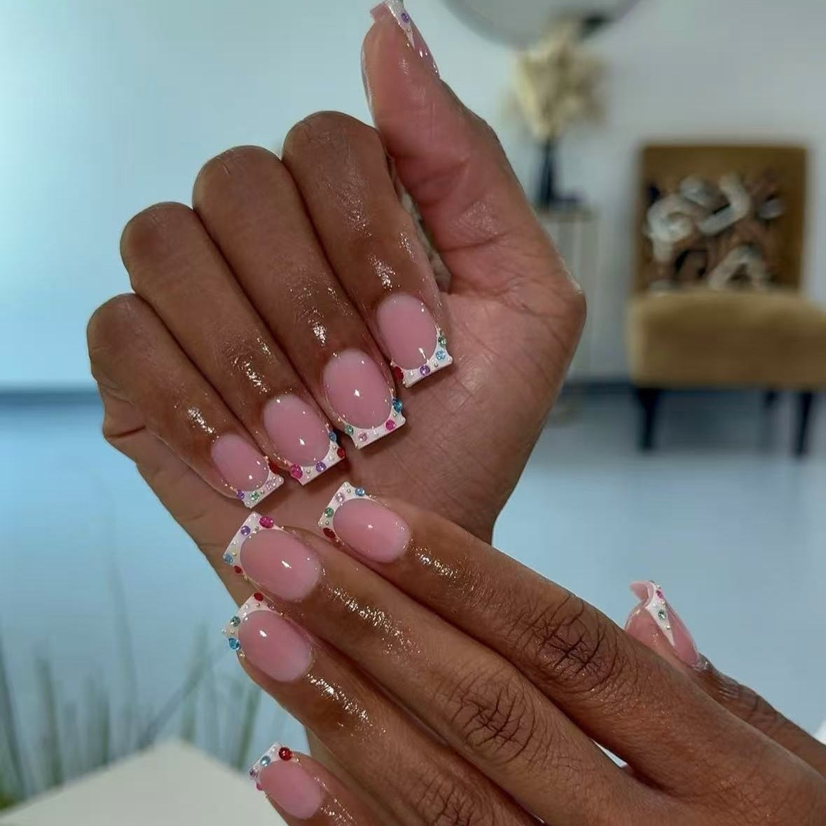 Nagelkunstset mit eleganten Strassverzierungen und modischem French Design Brehn