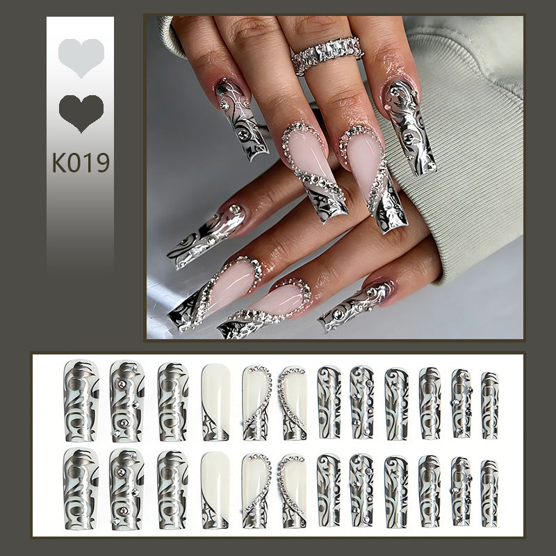 Kunstnagelset mit eleganten Mustern und funkelnden Akzenten Brehn