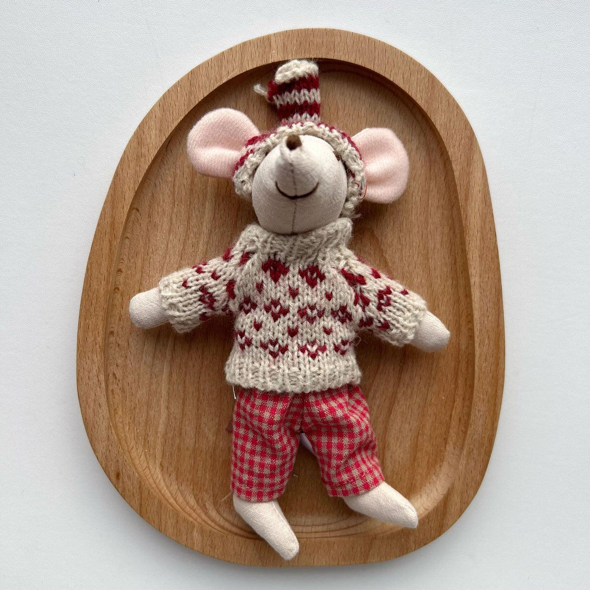Handgefertigte Bio-Baumwolle Hasenpuppe mit Leinenjacke und karierten Shorts
