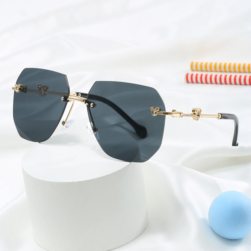 Damen stilvolle Oversized-Sonnenbrille mit facettiertem Rahmen Brehn