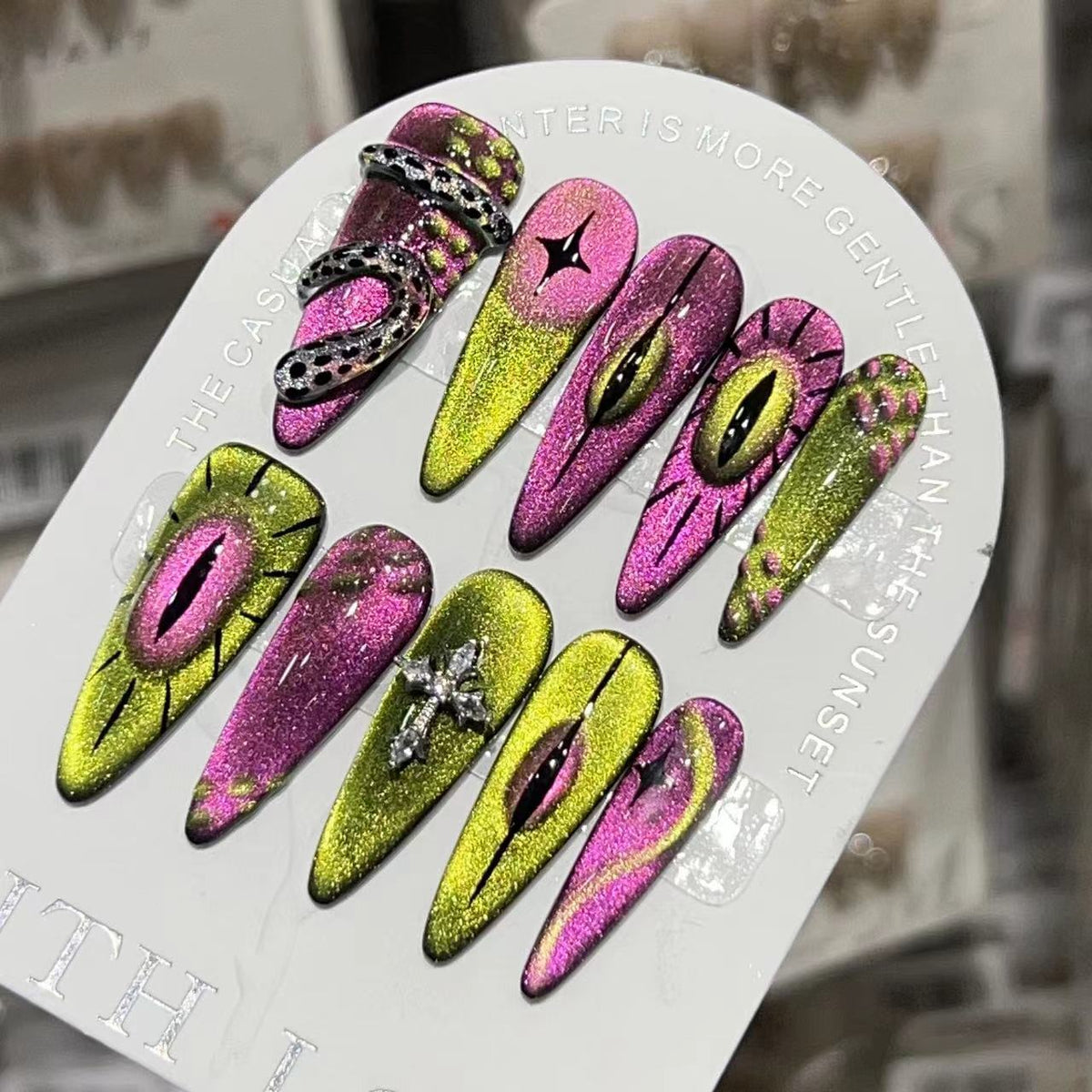 Künstlerisches Stiletto Press-On Nail Set mit einzigartigem Grafikdesign Brehn