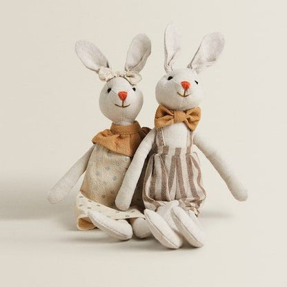 Handgefertigte Plüsch-Häschenpuppe mit floppy Ohren, gesticktem Gesicht und karierter Latzhose