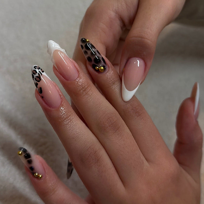 Kunstnagelset mit trendigen Leopardenmustern und eleganten Akzenten Brehn