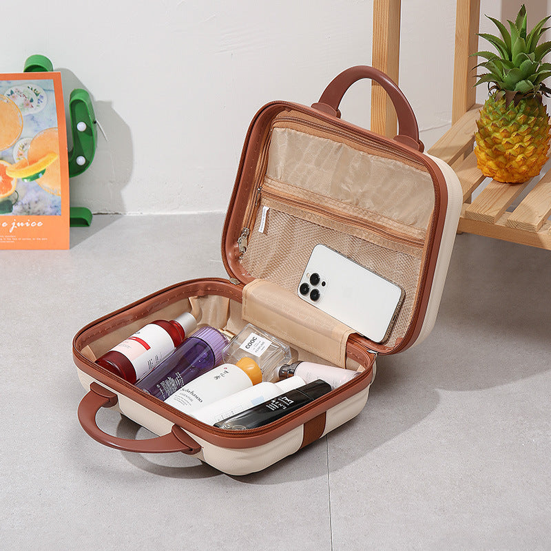 kompakte Hartschalen-Reise-Beauty-Case mit geformter, gerippter Außenseite, gepolsterten Organizer-Panels und Doppelschloss-Reißverschluss Brehn
