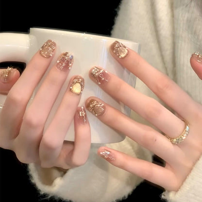 Elegante Druck-Nageltips mit goldenen Akzenten Brehn