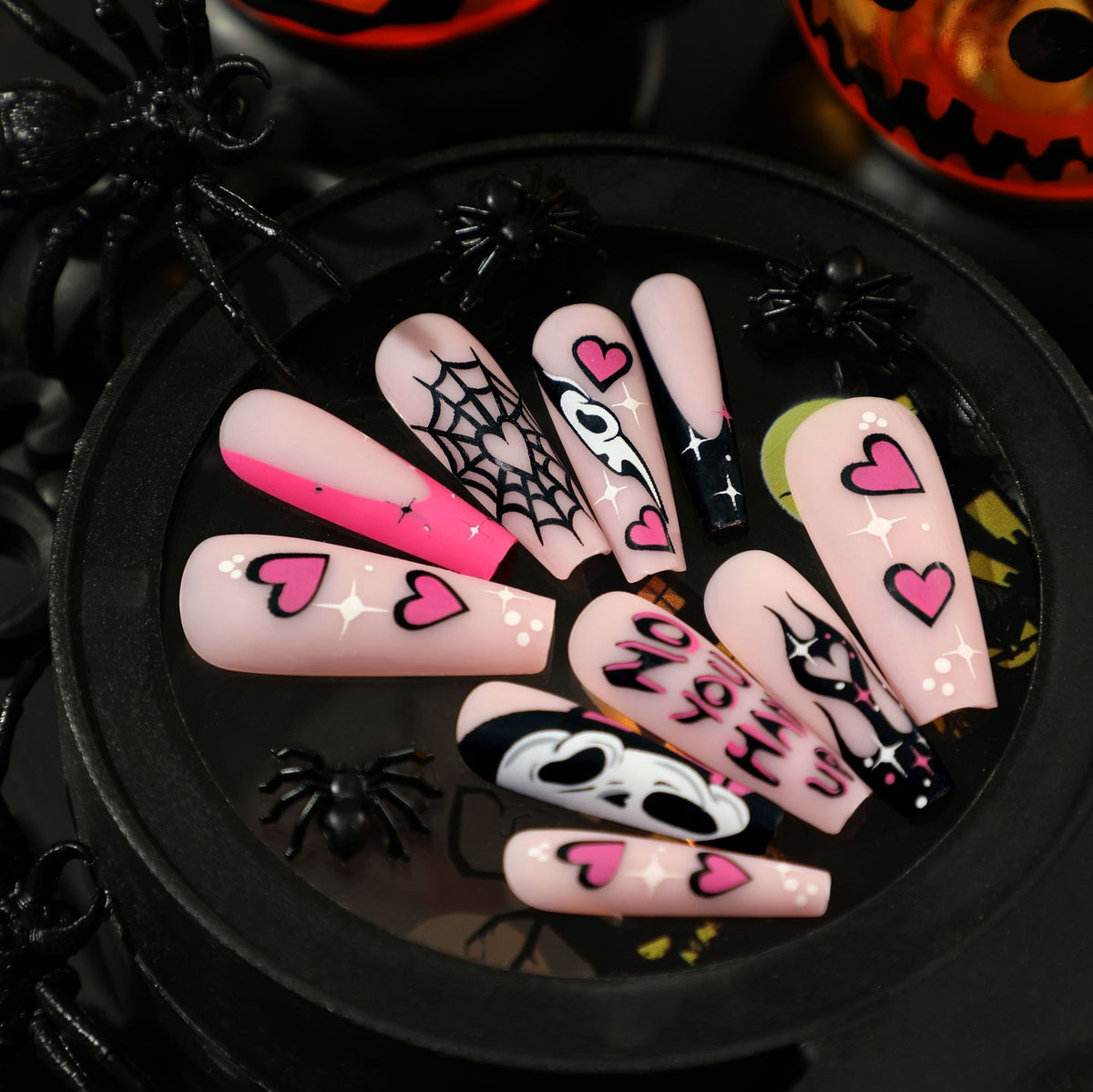 Künstliche Nagelkunst mit Halloween-Motiv und einzigartigen Verzierungen Brehn