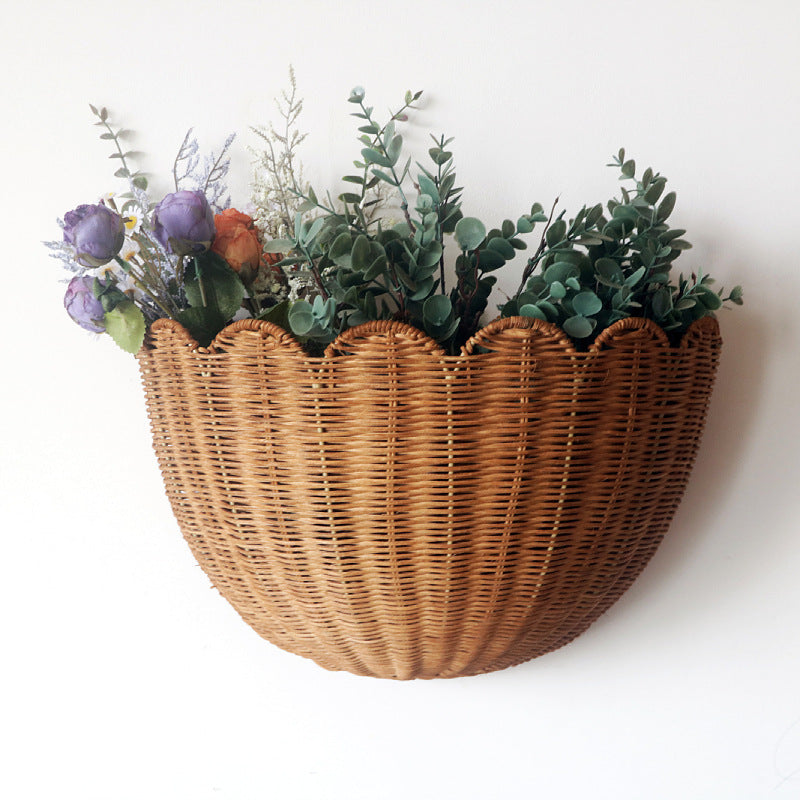 Dekorativer Blumenkorb aus geflochtenem Material Brehn