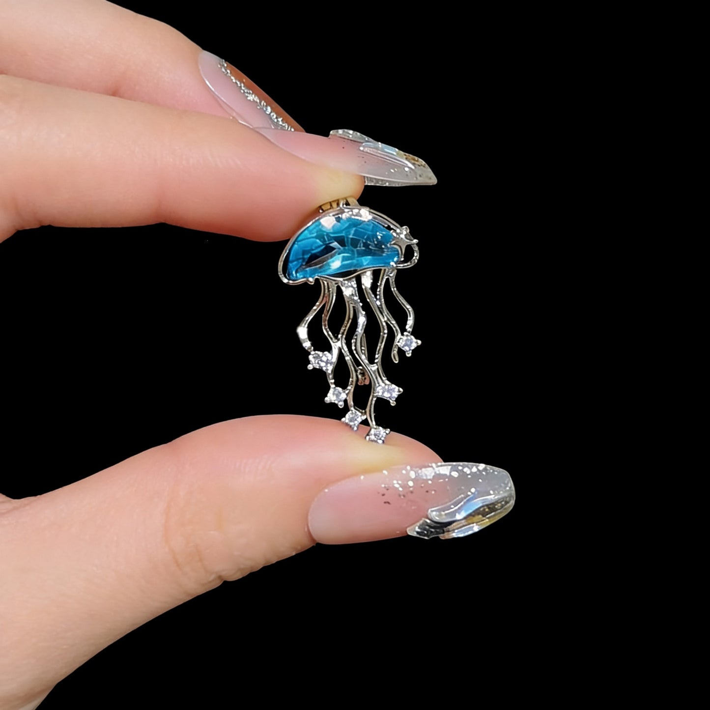 Elegante Quallenbrosche mit Funkelnden Kristallen Brehn