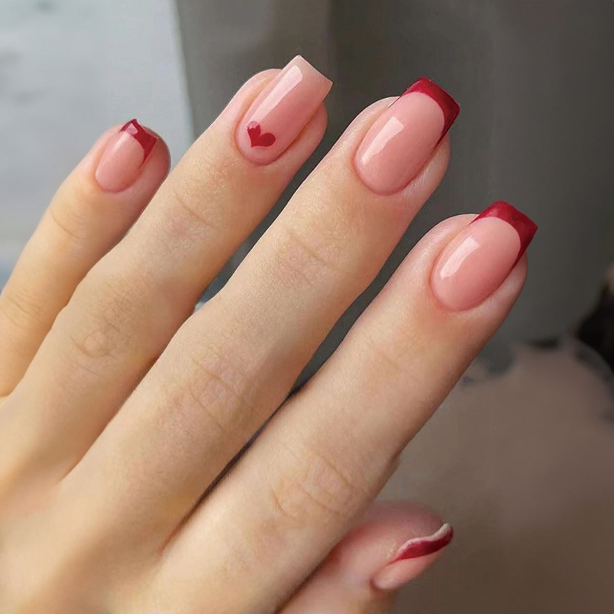 Kreatives Kunstnagelset mit Herzakzenten Brehn