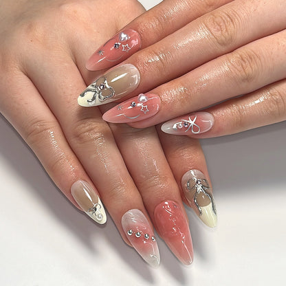 Kunstvolle Nagelspitzen mit Glitzer- und Schleifenmotiven Brehn