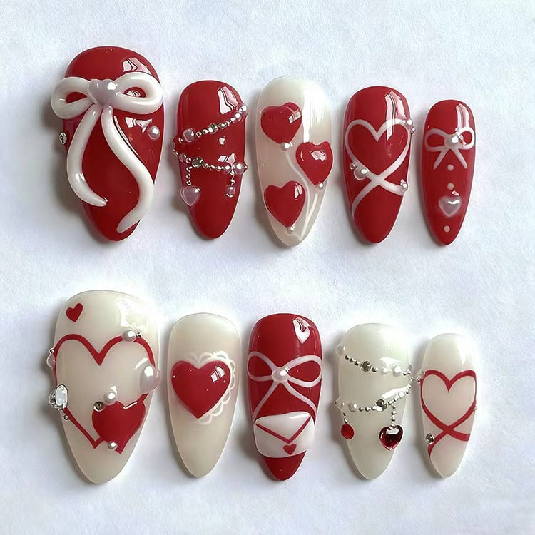 Glamouröse Kunstnagelset mit romantischem Herzdesign und eleganten Verzierungen Brehn