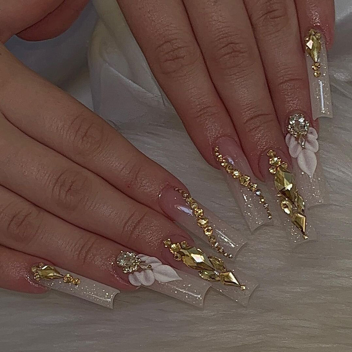 Premium Dekorative Press-On Nagelset mit floralen und Juwelenakzenten Brehn