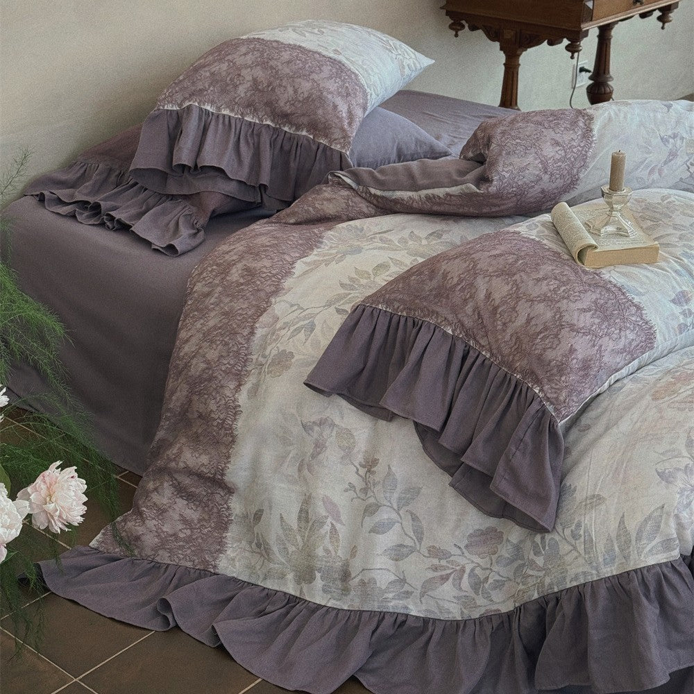 Bettgarnitur mit Jacquard‑Paneelen, Volant‑Bettrock und Wendekissen