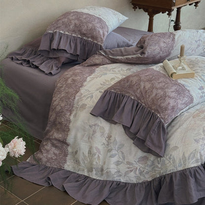 Bettgarnitur mit Jacquard‑Paneelen, Volant‑Bettrock und Wendekissen