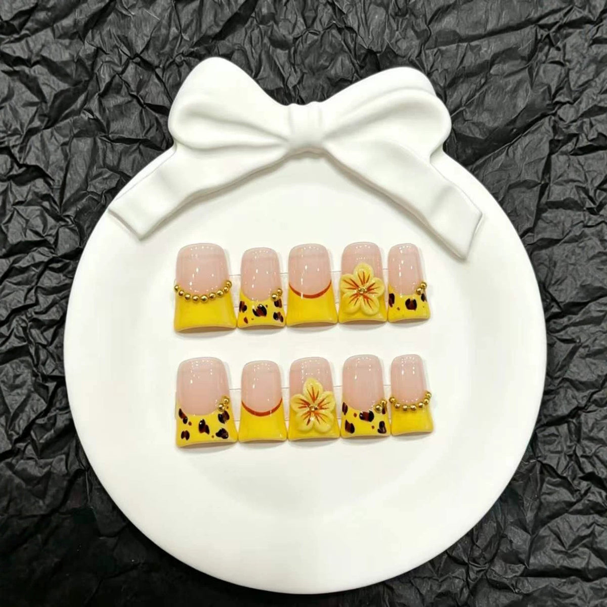 Künstlerisches Press-On-Nagelset mit floralen und tierischen Druckdesigns