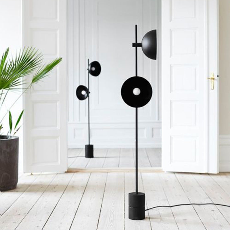 Moderne Schlanke Stehlampe mit verstellbarem Schirm