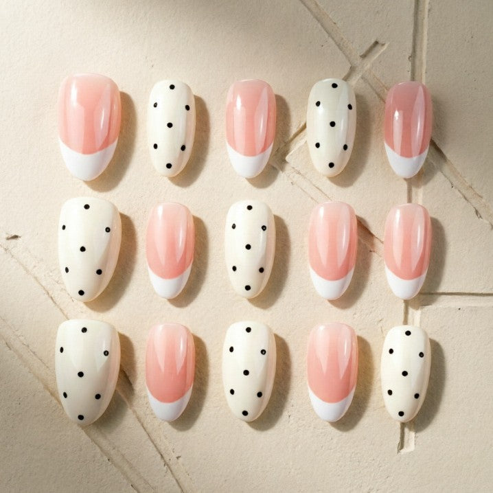 Kunstnägel mit Polka Dots Brehn