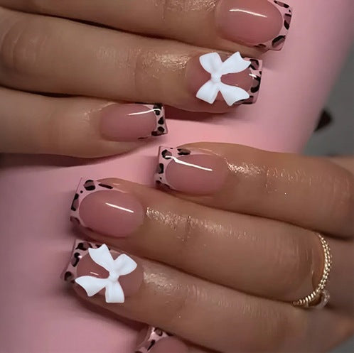 Kunstnagelset mit beeindruckenden Blumen- und Schleifenakzenten Brehn
