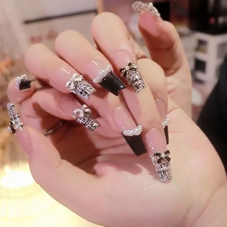 Kunstvolle Nagelkunst mit Glitzer- und Blumenapplikationen Brehn
