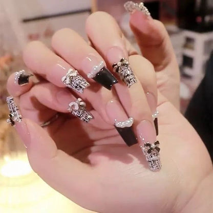 Kunstvolle Nagelkunst mit Glitzer- und Blumenapplikationen Brehn