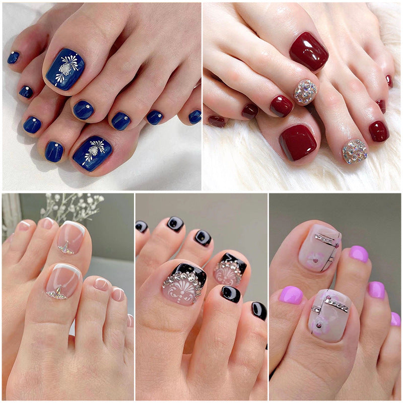 Kunstvolle Fußnagelkunst mit Glitzer- und geometrischen Akzenten Brehn