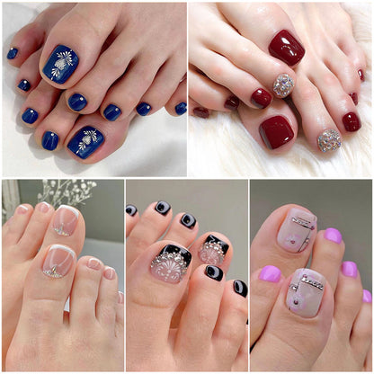 Kunstvolle Fußnagelkunst mit Glitzer- und geometrischen Akzenten Brehn