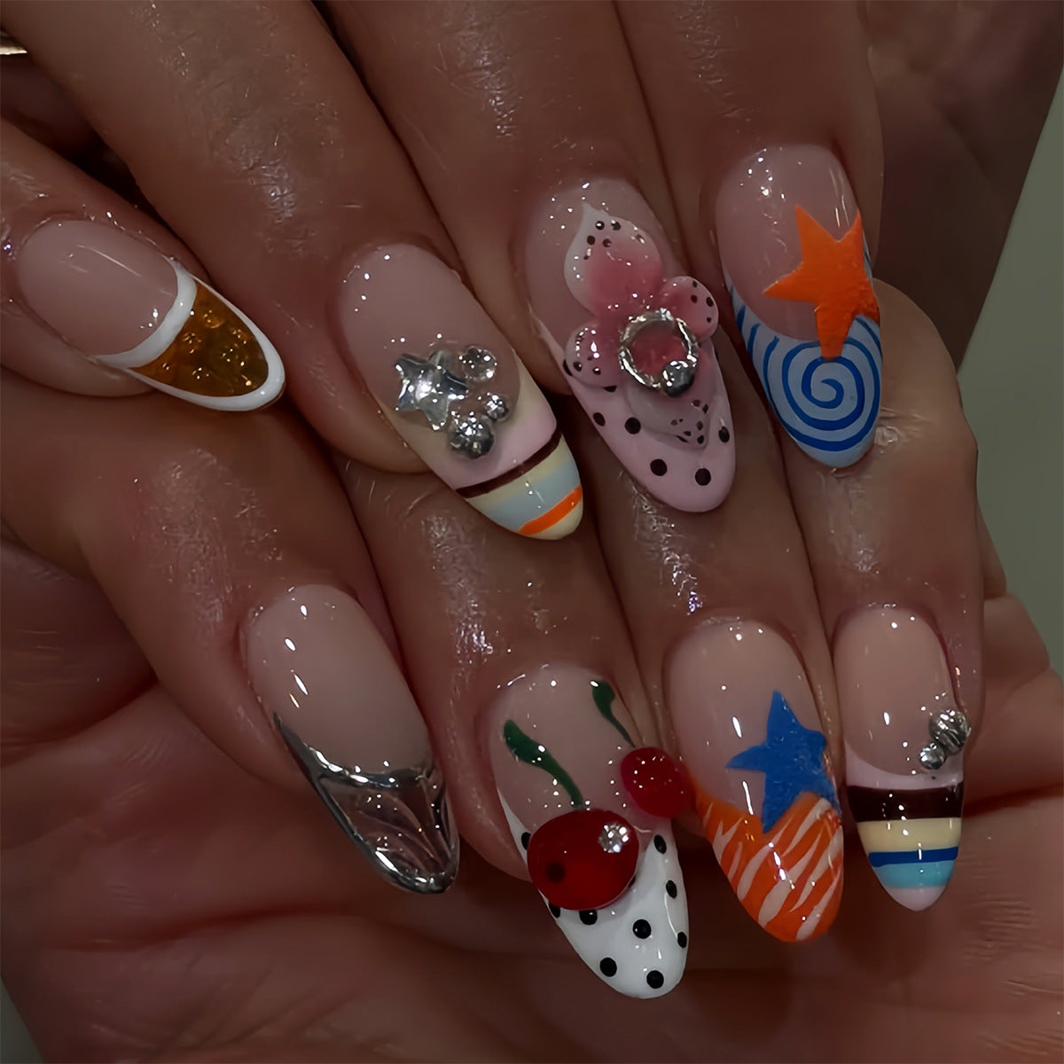 Kunstfingernägel mit Kreativem Design und Funkelnden Akzenten Brehn