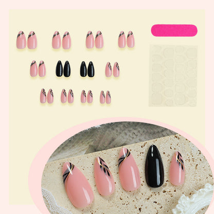 Dekorativer Press-On-Nagelsatz mit eleganten Designs Brehn