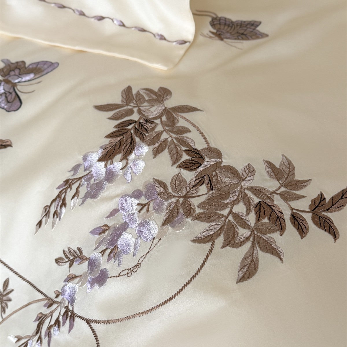 Besticktes Wisteria- und Schmetterlings-Baumwollsatin-Bettbezug-Set mit Paspelrand
