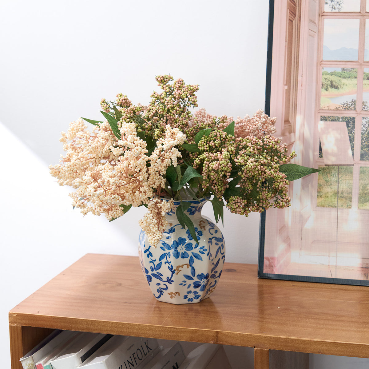 Lebensechte dekorative Beerenblumenanordnung