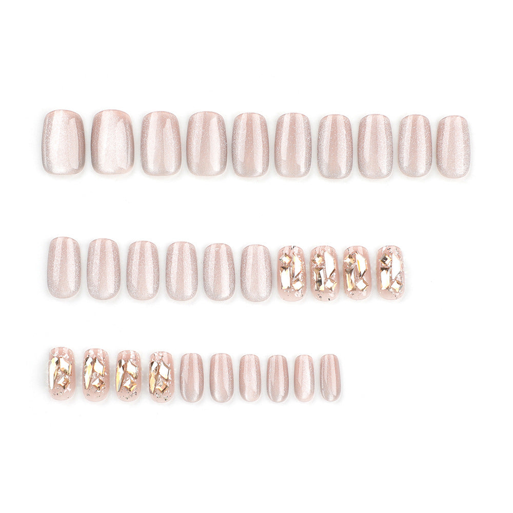 Elegante Nagelkunst mit glänzenden Akzenten Brehn