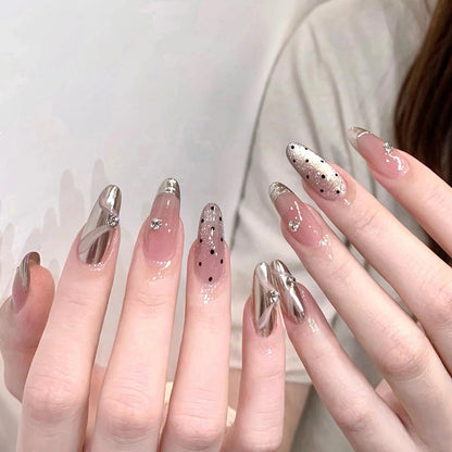 Kunstvolle Nagelverlängerungen mit filigranen Akzenten Brehn