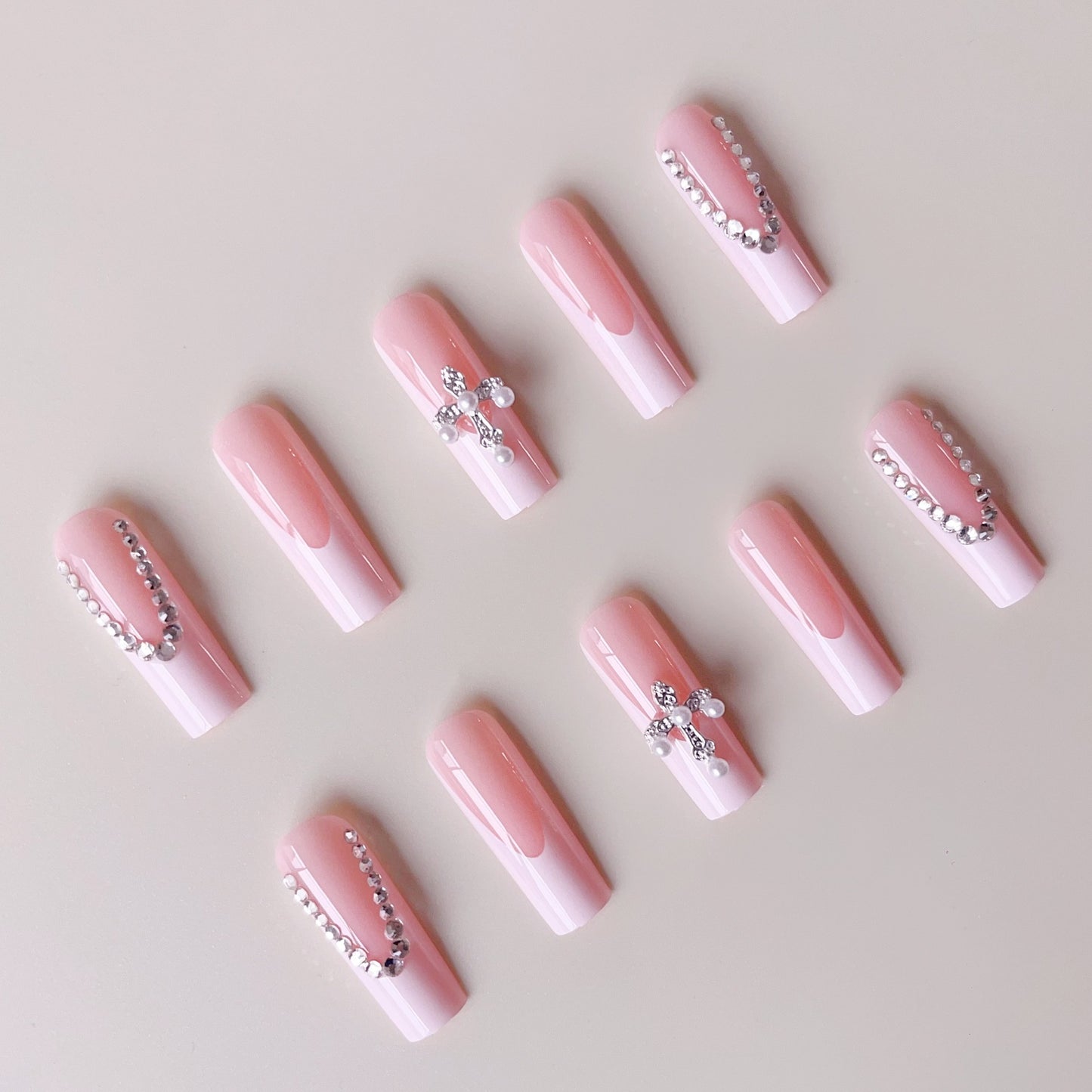 Kunstnagelset mit glamourösen Strassverzierungen und eleganten französischen Spitzen Brehn